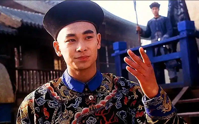 彼时,19岁的赵文卓机缘巧合之下被选中参演了电影《方世玉》,饰演反派