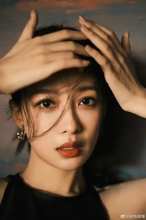 1993年出生于吉林省的中国内地女明星孙怡,拥有巴掌大的瓜子俏脸和1米