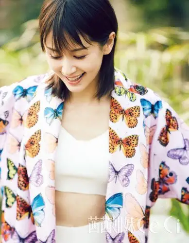 王子文再登时尚杂志封面 变摩登俏女郎一人双角切换