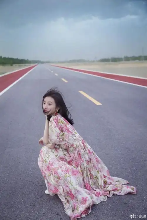 景甜碎花长裙,这造型你觉得怎么样?