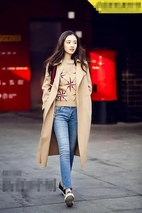 干净舒适,穿着白色礼裙的吴倩很甜美