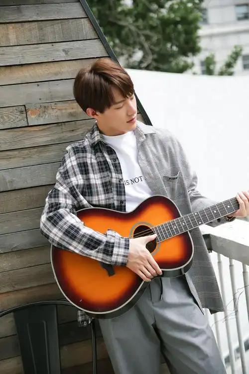 黄圣池泡沫之夏热播少年吉他弹唱惬意自得