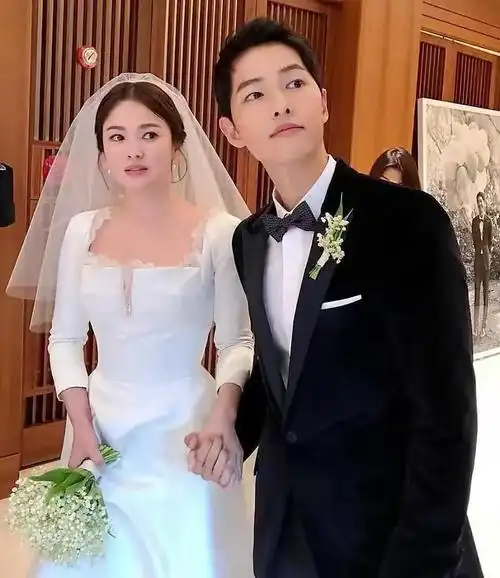 宋仲基官宣当爸,妻子顺利产下男婴,父子牵手照曝光超有爱_腾讯新闻