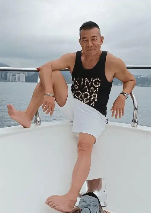 原创吴毅将夫妇包豪华游艇出海港姐妻子穿短裤秀身材58岁气质出众