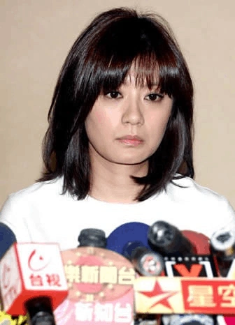 贾静雯婚变素颜却俊俏依然