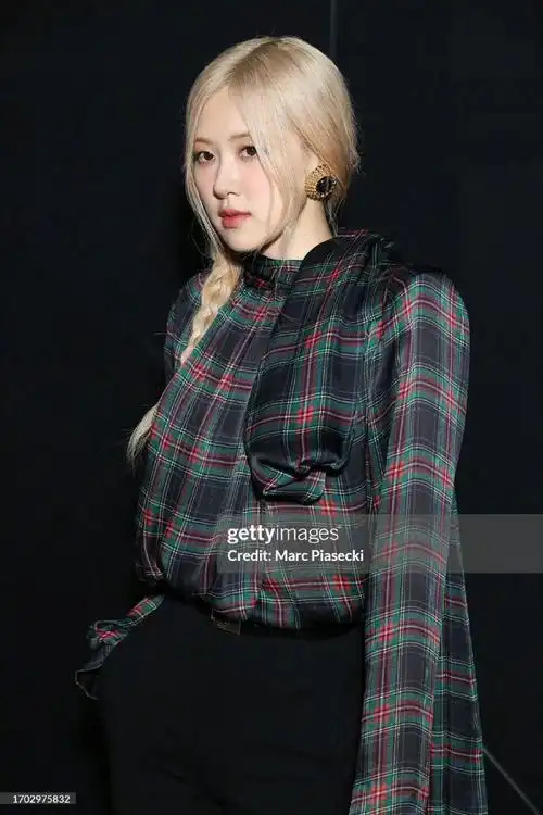 朴彩英亮相巴黎时装周