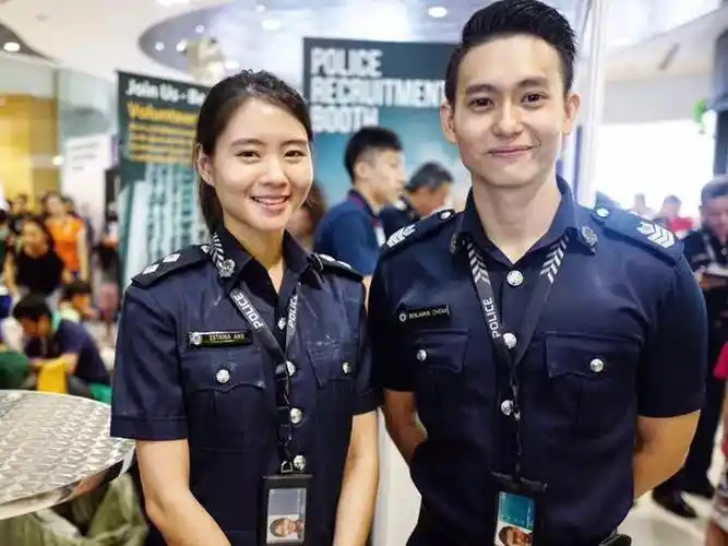 新加坡警察制服最美制服可以说非常不走心了感觉随时要去跑个步t恤跟