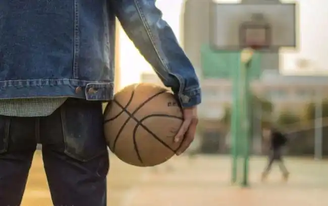 一个人捡球,一个人回家…………@m :都说无兄弟不篮球,可是我却找不到