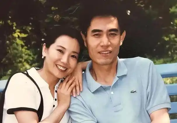 回顾陈宝国:娶同学赵奎娥,结婚40年宠妻如宝,成年儿子让他犯愁