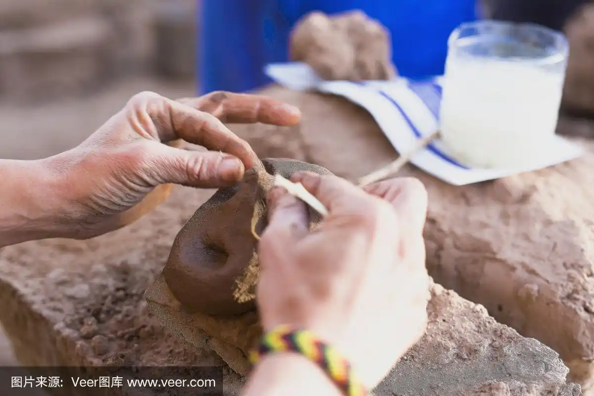 制作泥塑的人的手.