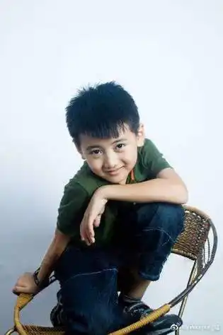 今日考古第一part,小时候的焉栩嘉小时候的照片也太多了点!