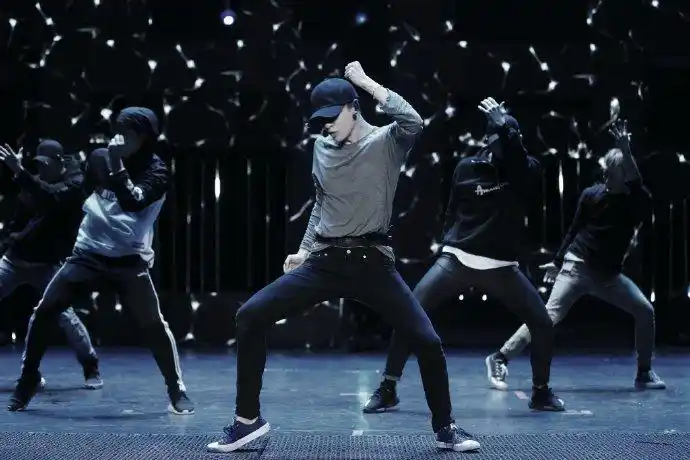 东方跨年张艺兴彩排舞蹈帅炸 变黑夜舞者