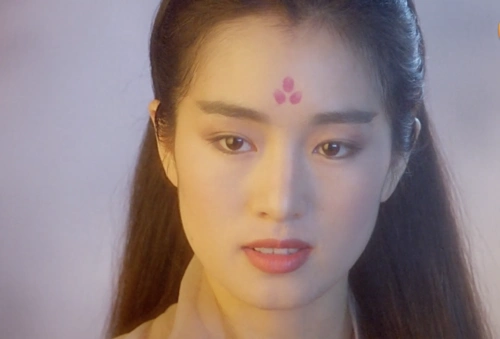 巩俐在《新天龙八部之天山童姥》中也有英气的美