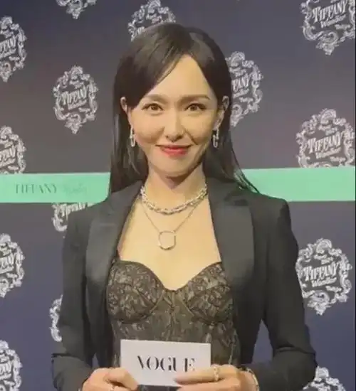 唐嫣最新生图引热议40岁苹果肌抢镜年龄感重网友感叹女神老了