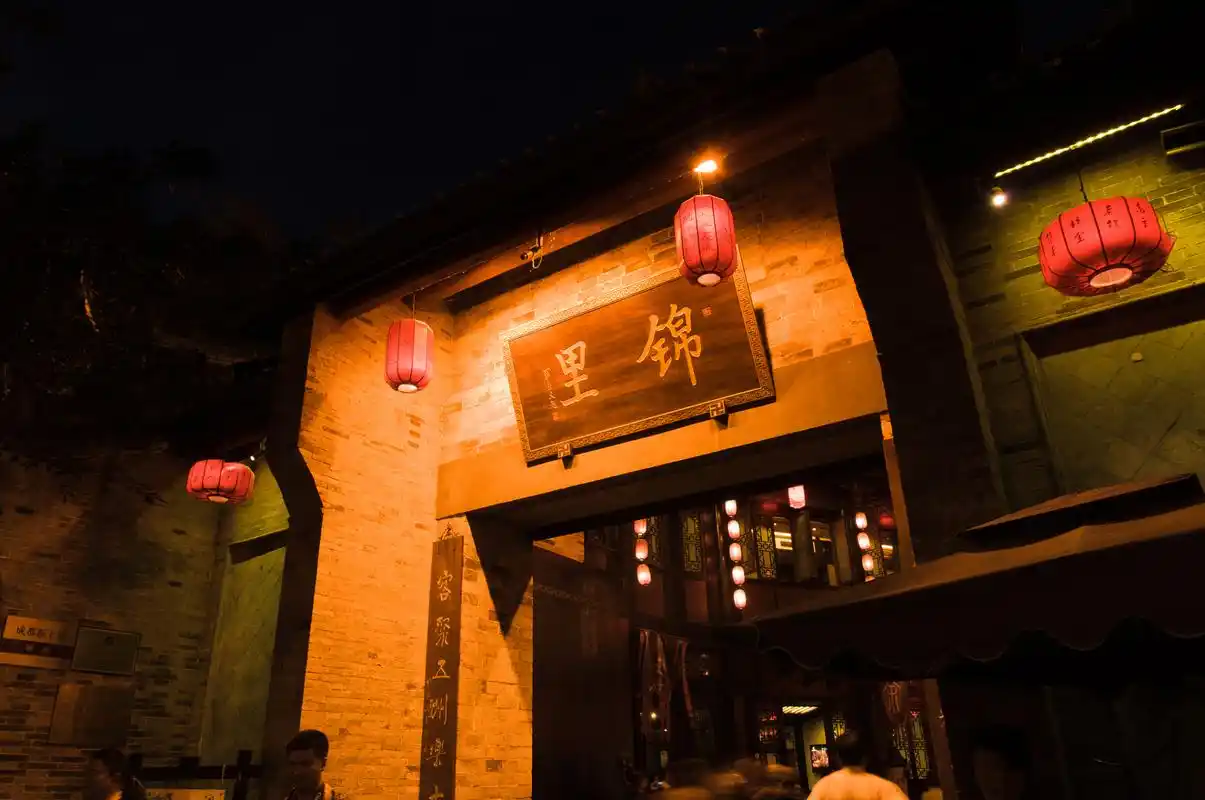 成都锦里古街,一处风情独特的商业步行街,吸引游客流连忘返.