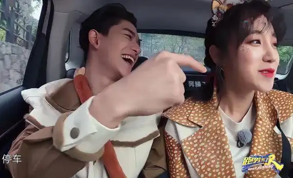 原创为了抢到球宋雨琦从背后抱住郑恺黄旭熙反应暴露两人私下关系