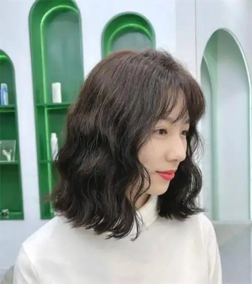 齐刘海中长发纹理烫图片 时髦洋气又好打理_发型造型_宝妈时尚生活网