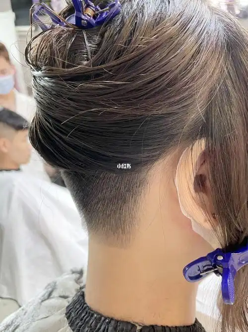 半剃头发型女生图片