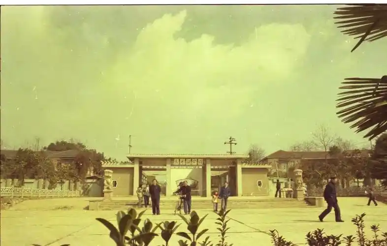 上图为1997年铜陵百货商场开业典礼时拍摄的照片(资料图片);下图为