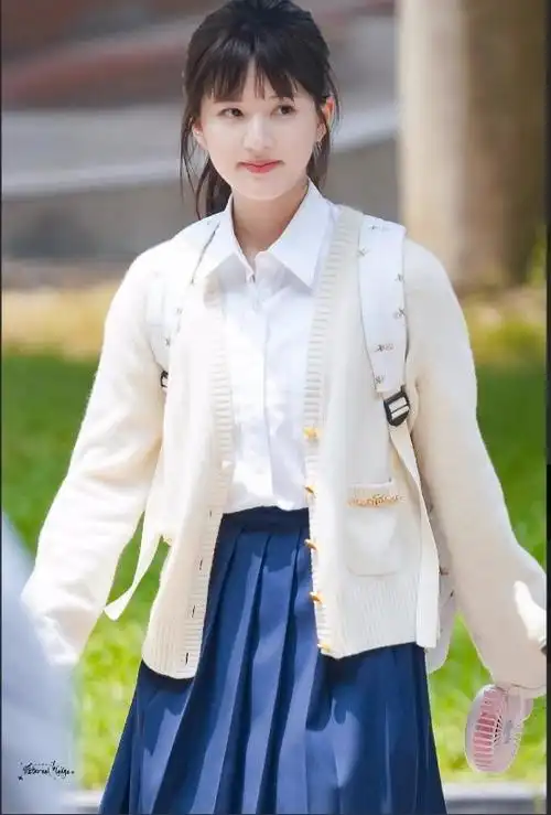 赵露思桑稚校服造型花絮照 新剧偷偷藏不住官宣