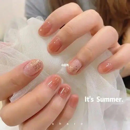 夏日美甲短甲的温柔