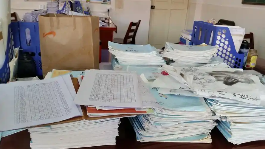每当作业本在桌上堆积如山的时候,意味着你们立刻,马上就会和美术课说