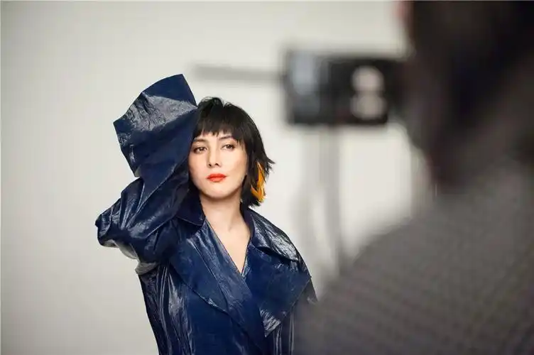 何超仪曝写真展真我个性造型出位获猛男抱大腿