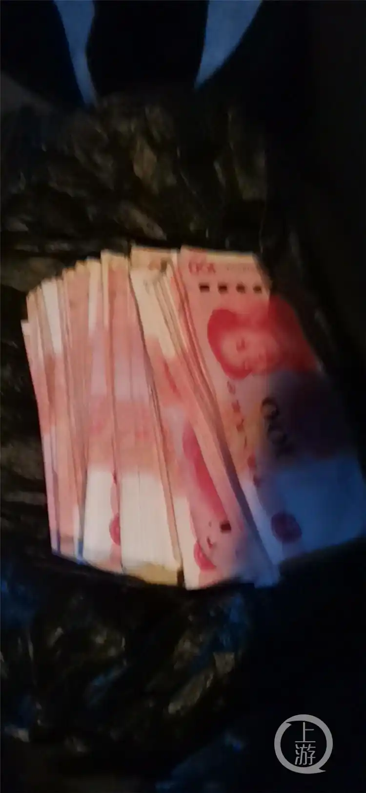 杨彬发现乘客将装着钱的塑料袋遗落在了副驾驶座与车门间的夹缝里.