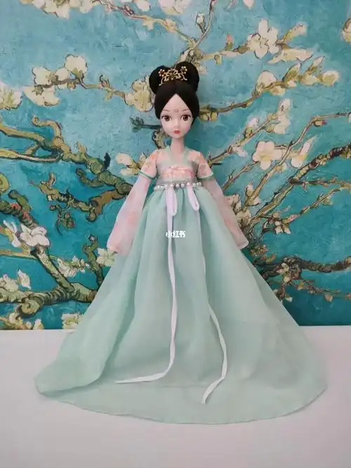 这是一只古装的可儿娃娃