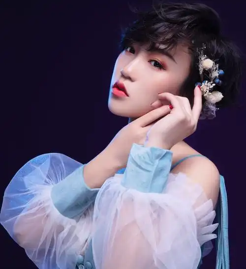 【中国内地华语流行乐坛 女歌手刘卓依】近日,歌手刘卓依携手着名词作