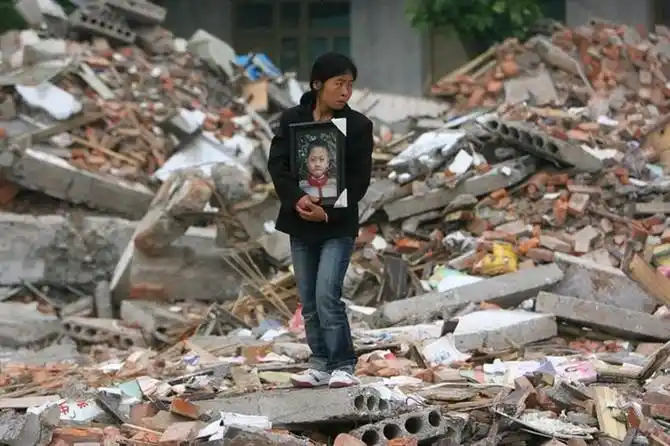 汶川地震未公布的照片…………惨痛