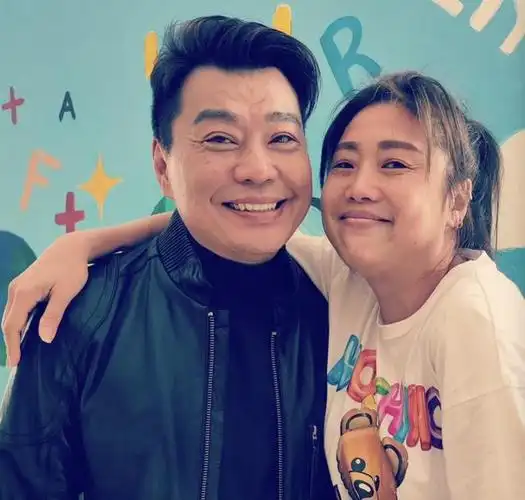 梅小惠与名媛庆祝58岁生日,素颜乱发状态真实,单身25年无意结婚