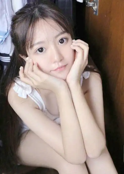 19岁小女孩,身穿舞蹈服,充满了小巧可爱!