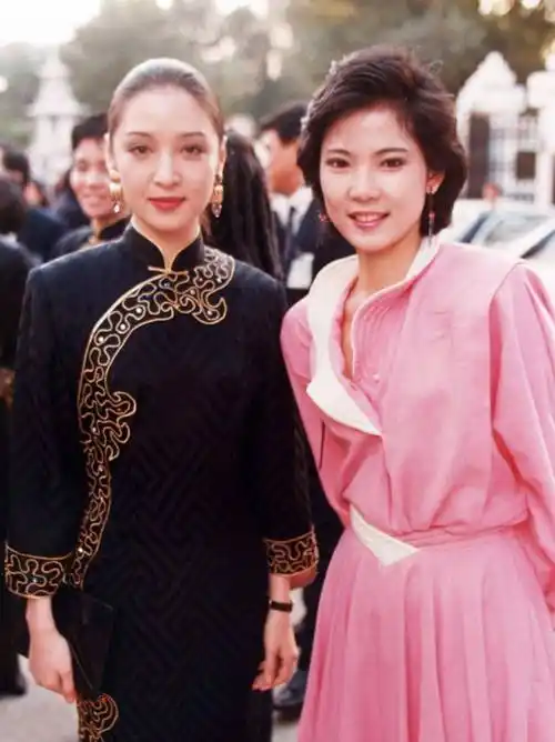 当时,李敖公开表示,"汤唯有什么好看的,我前妻胡茵梦才真正美丽.