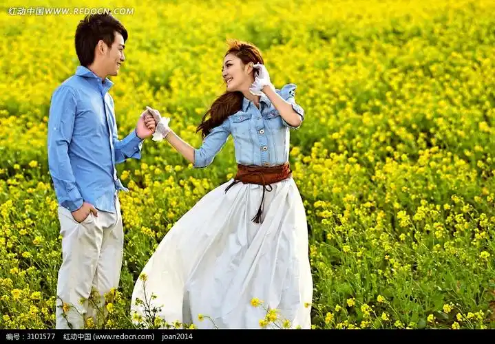花海中深情对望的情侣婚纱摄影