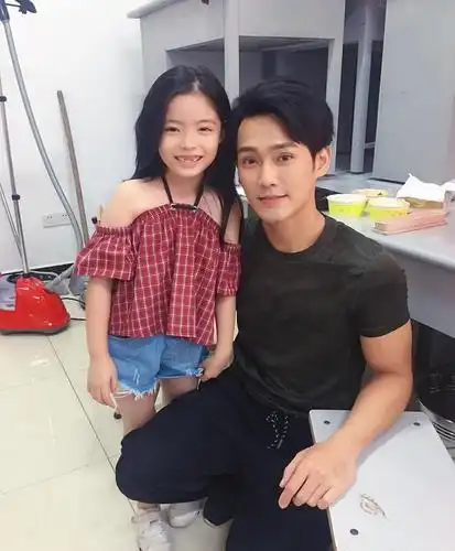 赵雅芝小儿子帅过分,魅力型男与小鲜肉脸结合,这颜值不火太可惜