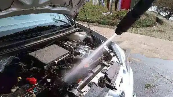 首先无论是叫"发动机清洗剂"还是"发动机清洗油"指的都是同一个东西.