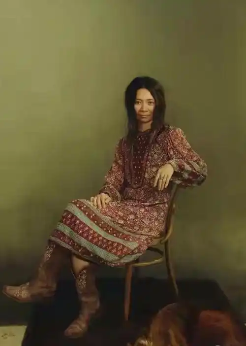 女导演赵婷真自信,穿碎花裙背双肩包走红毯,纯素颜气场却强大