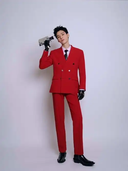 龚俊中国红西装##龚俊 特别的出发图