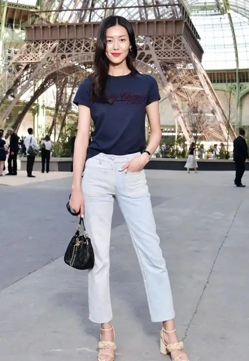 不明白奈何搭配的能够学习下刘雯的私服造型,大片面