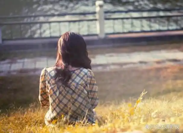 你看着别人的背影,然后蹲下来哭泣,你真的好傻.