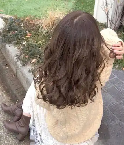 冬天看背影就爱上的卷发"背影烫"_发型