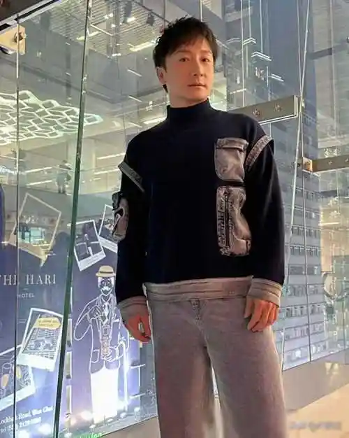 方力申兄弟俩陪妈妈庆生并出国旅游,合照成温馨一幕