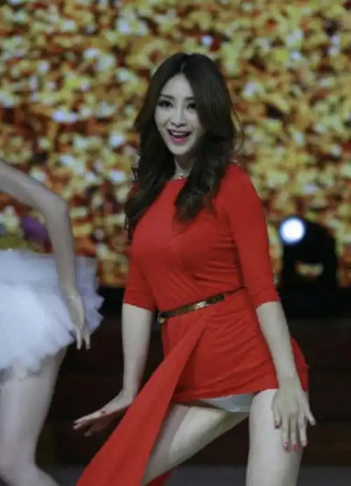 柳岩为秀性感大露美腿,裙子直接开到三角区,网友:看着真尴尬