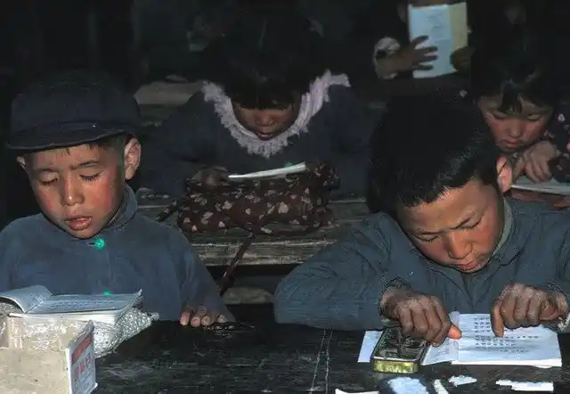 70年代中国历史老照片:图为农村学校里都读书的学生,大家都很认真,看