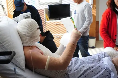 韩剧幽灵崔丹尼尔全身打石膏的照片成为话题