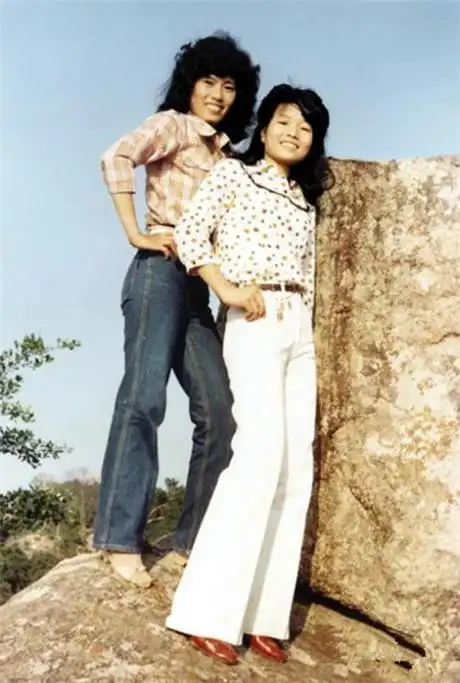 老照片80年代中国人流行穿什么哪一件才是你的记忆