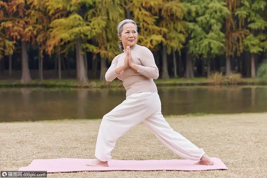 老奶奶晚年生活公园里做瑜伽