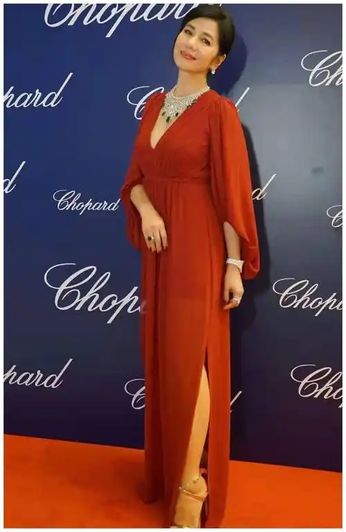 钟楚红气质非一般,红色大衣配白衬衫端庄优雅,自然老去样子真美_效果