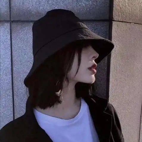 女生头像侧脸下颚线超a白t黑色西装黑色渔夫帽